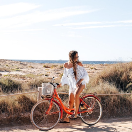 Touriste à vélo à Formentera
